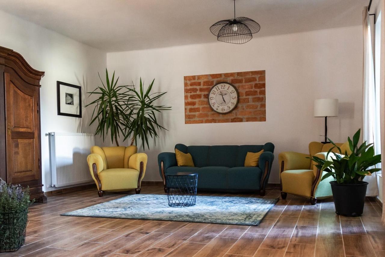 Madaras Haz Apartment Tard Luaran gambar